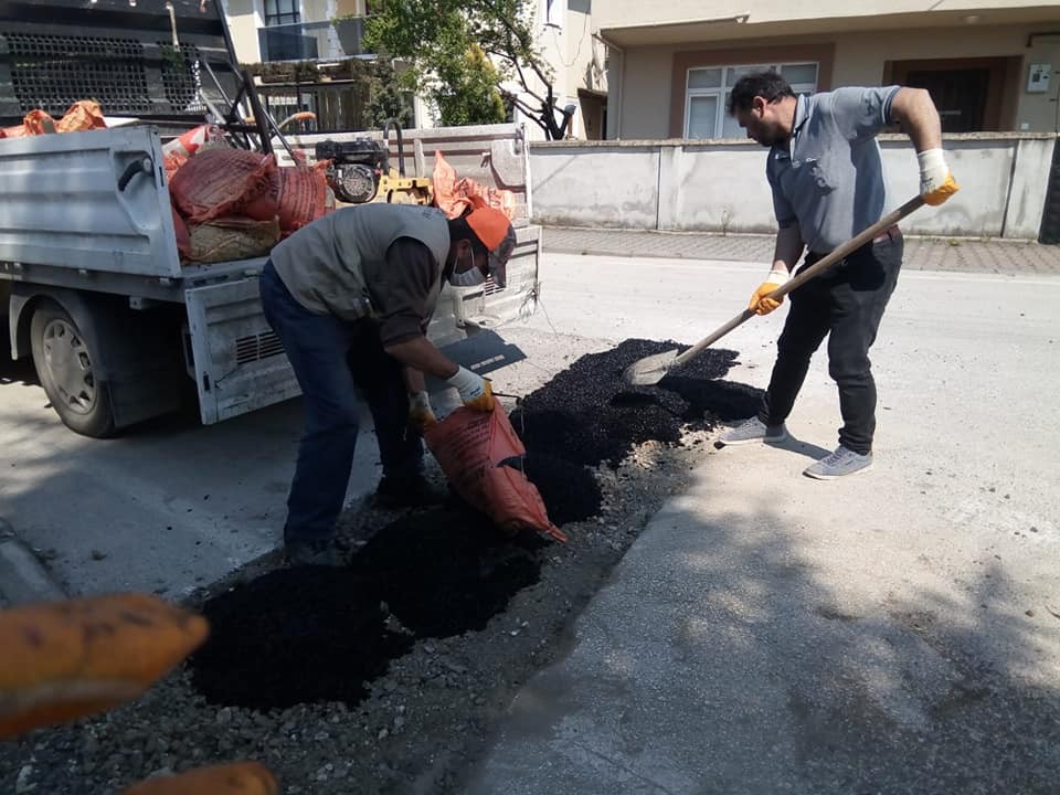 2 mahallede asfalt yama çalışması yapıldı 