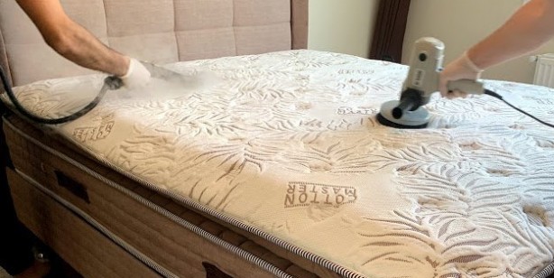 2 Malzemeyle yatağınız tertemiz! Bakın yeniden pırıl pırıl işte böyle yapan en güçlü yöntem! tüyoları öğrenin!