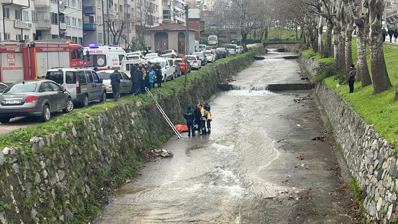 2 metreden düşen adam hayatını kaybetti
