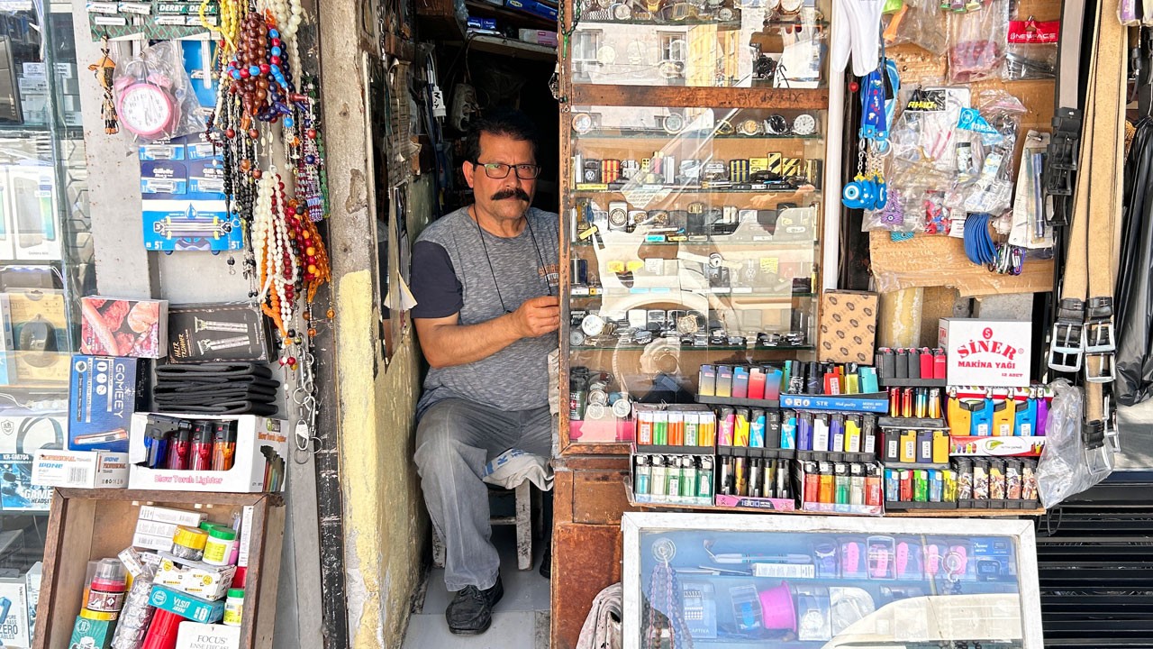 2 metrekarede 3 evlat büyüttü! ‘Çakmak doktoru’na Avrupa’dan bile tamir geliyor