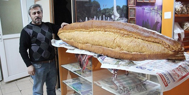 2 metrelik ekmek yaptı