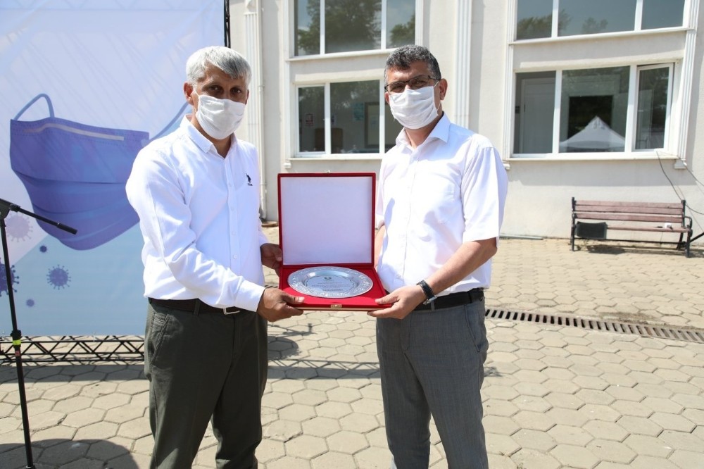 2 milyon maske üretimine destek olanlara plaket ve sertifika 