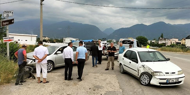 2 otomobil, 1 motosiklet çarpıştı! Yaralılar var