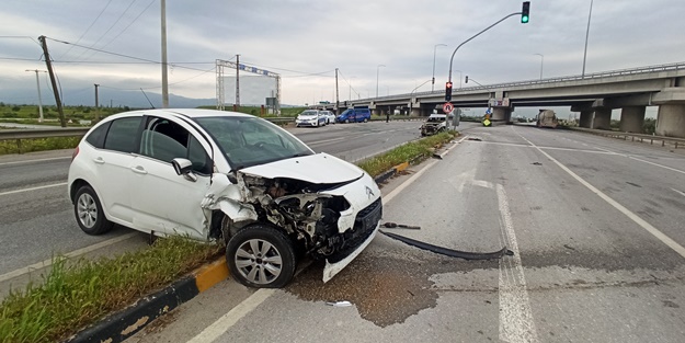 2 otomobil çarpıştı: Yaralılar var