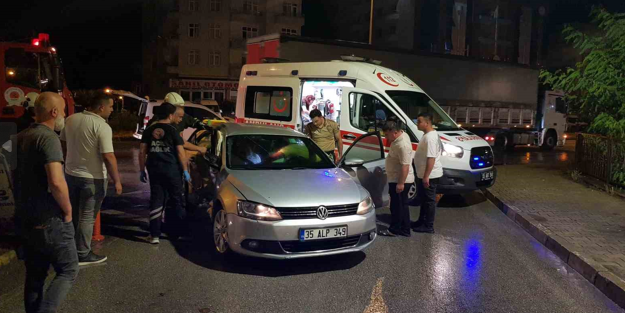 2 otomobil kavşakta çarpıştı: 4 yaralı