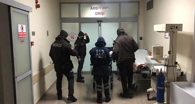 2 polis memuru, gürültü şikayetine gittikleri evde bıçaklanarak yaralandı