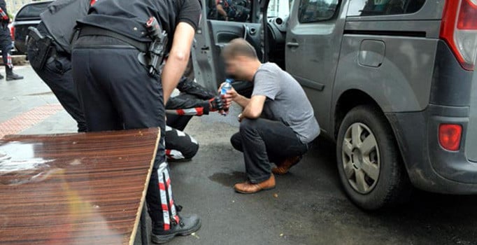 2 polisi bıçaklayıp kaçmaya çalışan hırsız vurularak yakalandı