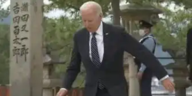 2 saniye yalnız bırakılan Biden dünya gündemine oturdu: Yere kapaklanıyordu