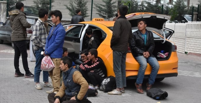 2 takside kaçak 10 Afgan yakalandı