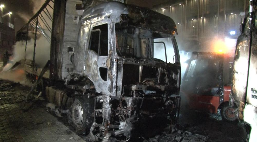 2 tır alev alev yandı