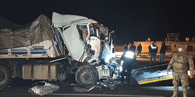 2 TIR birbirine girdi: 1 ölü 1 yaralı