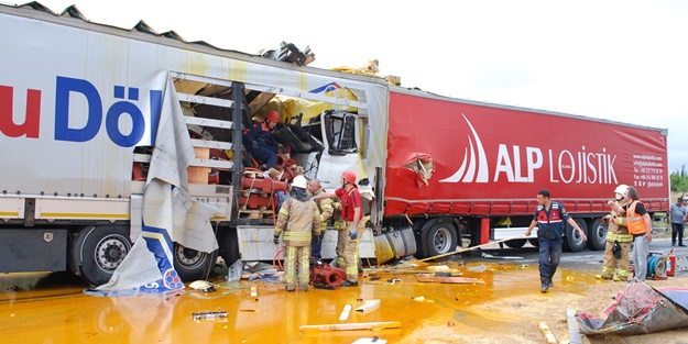 2 tır ile 1 minibüs zincirleme kazaya karıştı: 1 ölü