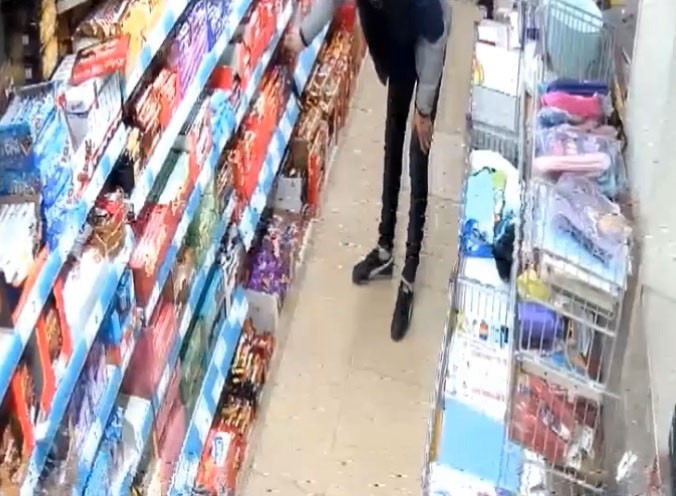 2 TL değerinde çikolata çaldılar gözaltına alındılar 