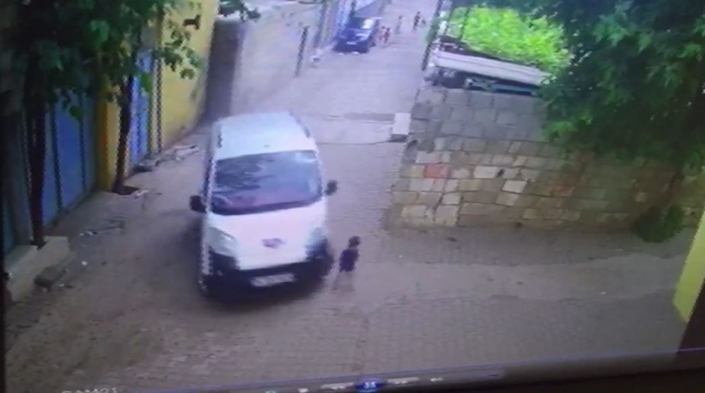 2 yaşındaki çocuğun araç altında kaldığı anlar güvenlik kamerasında 