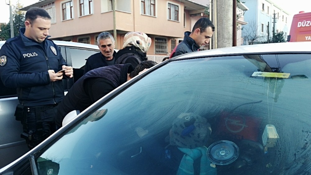 2 Yaşındaki çocuk otomobilde mahsur kaldı 