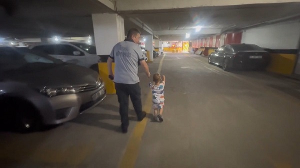 2 yaşındaki çocuk otoparkta unutuldu!