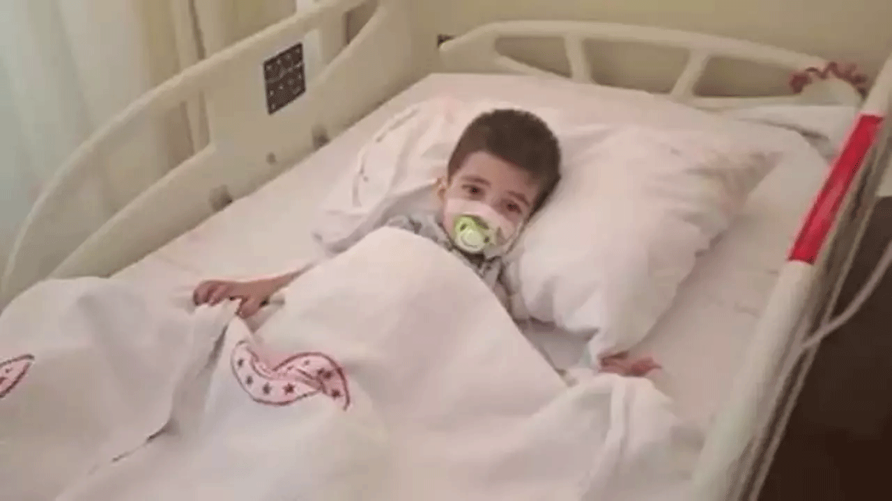 2 yaşındaki Mete'nin yuttuğu pil ve mıknatıs bağırsaklarını çürüttü!