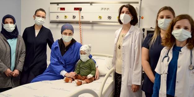 2 yaşındaki Ömer ablasından yapılan ilik nakliyle hayata tutundu