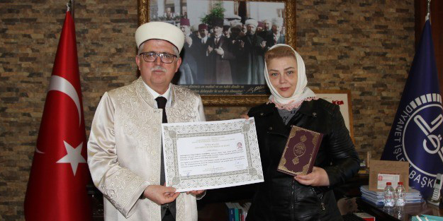 2 yıl boyunca İslam'ı araştıran Ukraynalı kadın Müslüman oldu