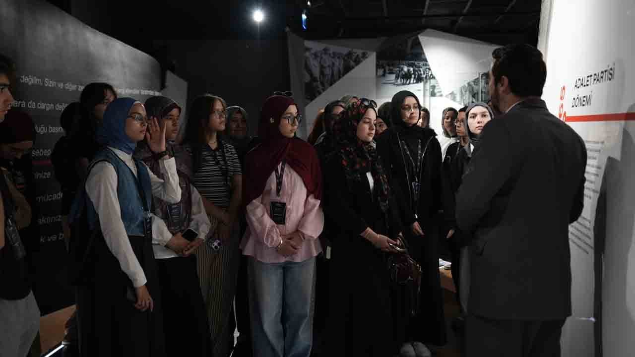20 bin öğrenciden geçmişe yolculuk: Gençler yakın tarihle buluşuyor