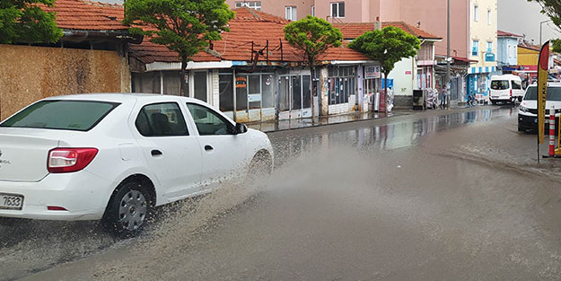 20 dakika yağan yağmur vatandaşları hazırlıksız yakalandı