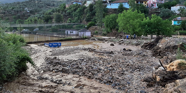 20 dakika yağmur yağdı! Yollar kapandı, sokaklar göle döndü