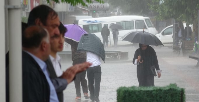 20 dakikalık dolu ve sağanak hayatı felç etti
