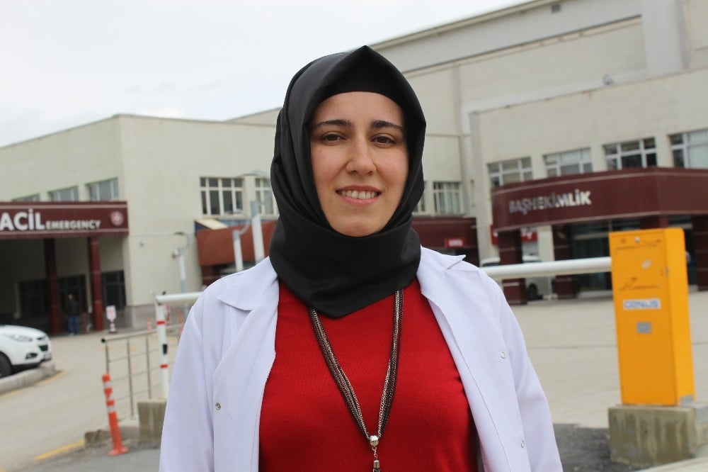 20 gündür çocuklarını görmeyen doktordan duygulandıran şiir 