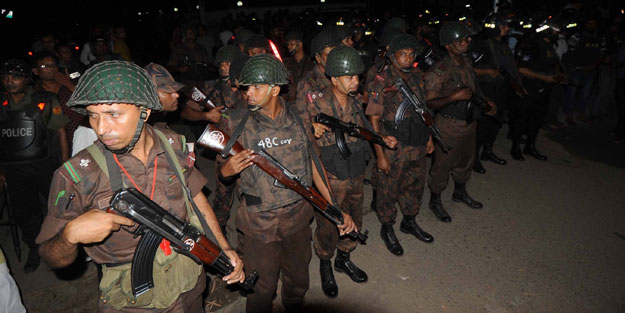 20 kişiyi rehin aldı, 2 polisi vurdu!