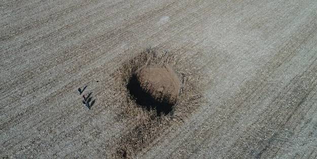 20 metre çapında, 12 metre derinliğinde oluştu! Mahallede panik