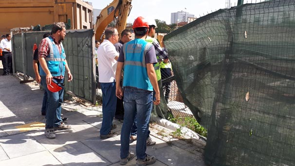 20 metreden inşaat temeline uçtular! Vinçle çıkarıldılar...