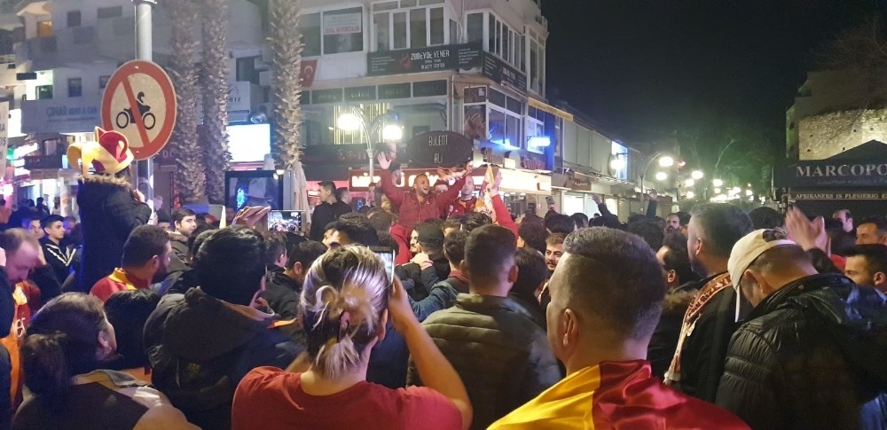 20 sene sonra gelen galibiyet Kuşadası’nda coşkuyla kutlandı 