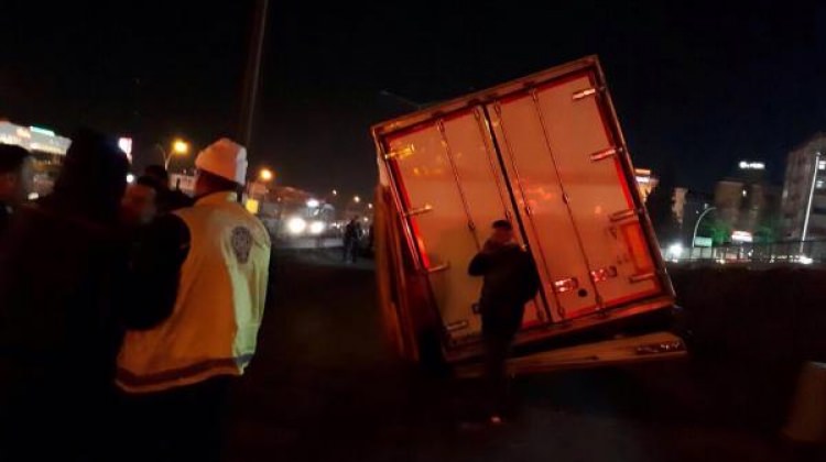 20 ton et yüklü TIR devrildi!