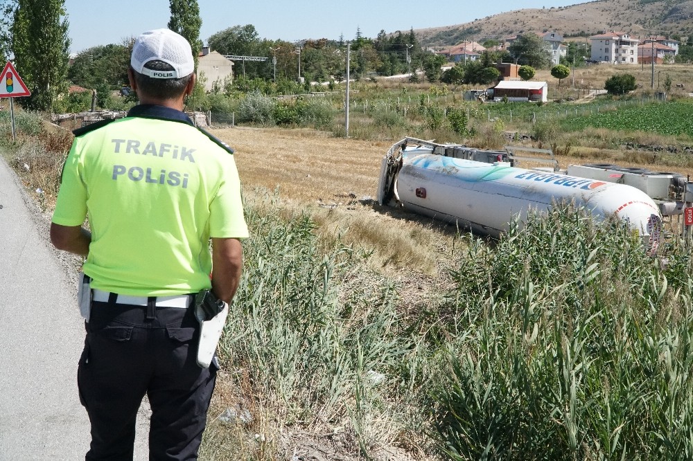 20 ton LPG ile takla atan tanker boşaltılacak 