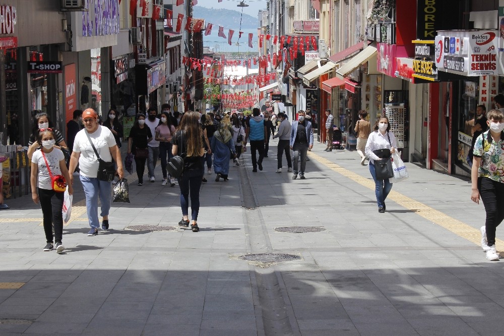 20 yaş ve altı gençler cadde ve sokakları doldurdular 