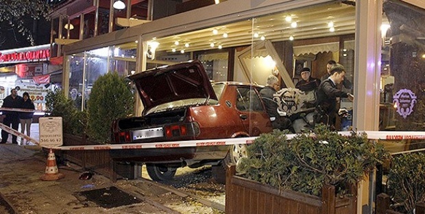 20 Yaşındaki genç otomobil ile lokantaya girdi