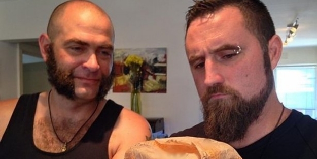 20 yıl önce aldıkları hamburgeri açtılar ve... - FOTO