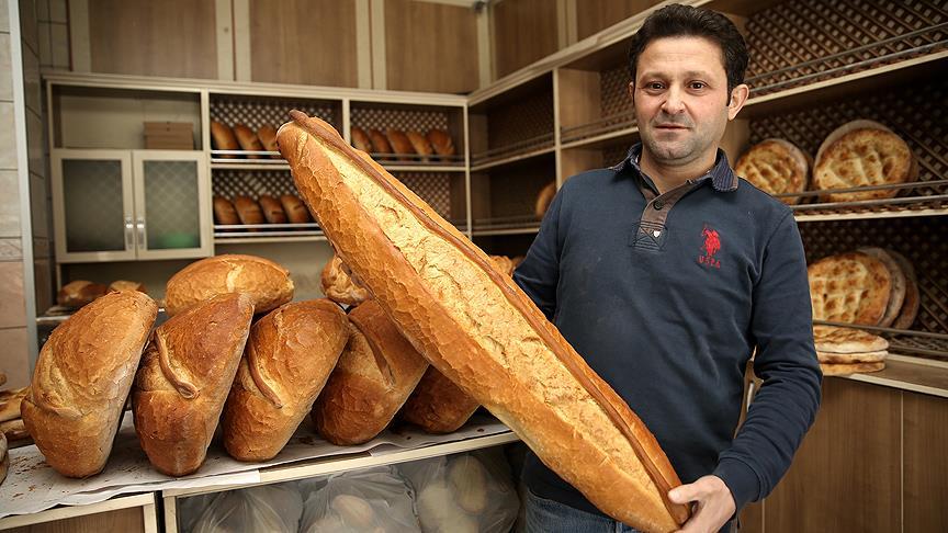 20 yıldır 1 metrelik ekmek üretiyor