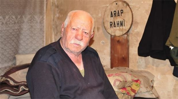 20 yıldır mezar tahtası ile uyuyor