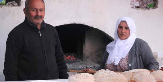 20 yıldır yaptıkları ekşi mayalı köy ekmeği gelir kapıları oldu