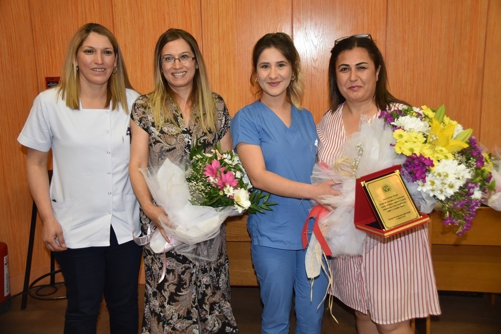 20 yılını dolduran hemşirelere plaket 