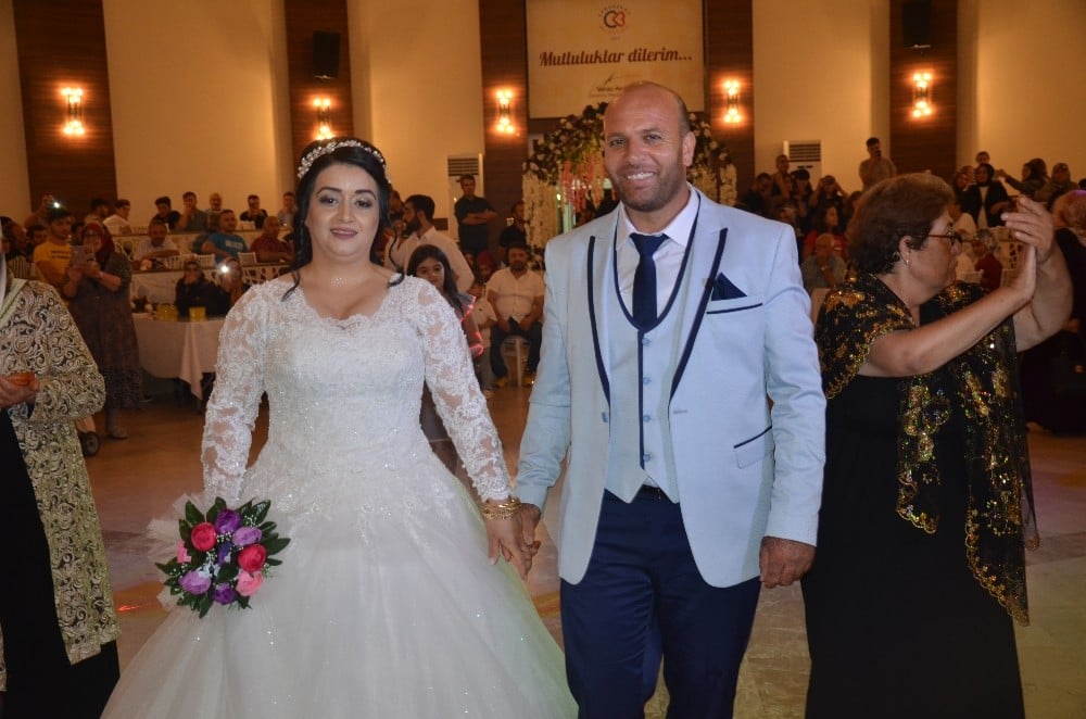 20 yıllık hayalini gerçekleştirdi, çok sevdiği eşine gelinlik giydirdi 