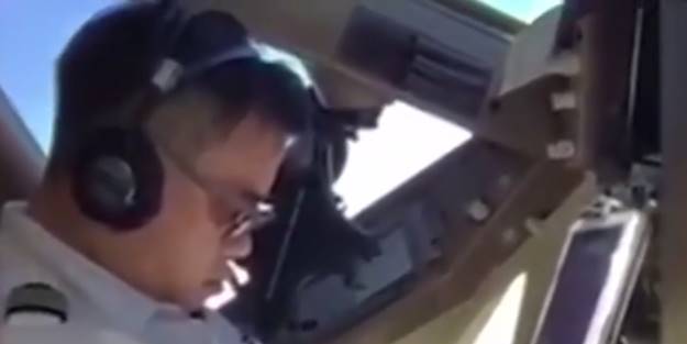 20 yıllık pilotun uçuş sırasında uyuması olay oldu!