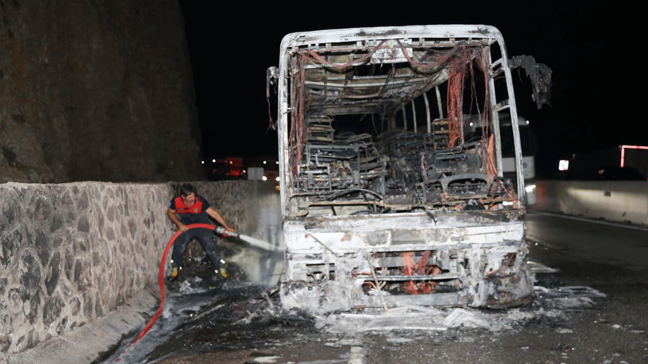 20 yolcu canını zor kurtardı: Yanacak bir şey kalmayınca söndürüldü
