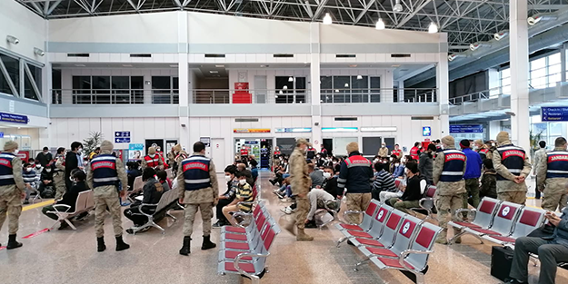 200 düzensiz göçmen ülkelerine gönderildi