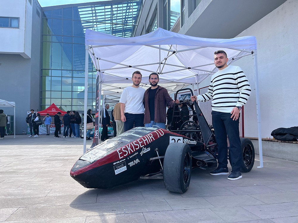 200 kilometre hıza ulaşıyor! Üniversite öğrencileri 8 ayda yer uçağı yaptı