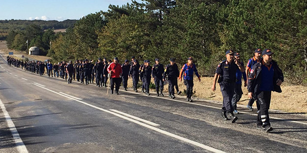 200 kişi balta ve torbayla evinden çıkan şahsı didik didik arıyor