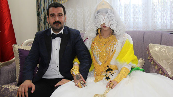 200 koyun kesildi… 1 milyon TL takıldı… 15 kilo altınla böyle oturdu!