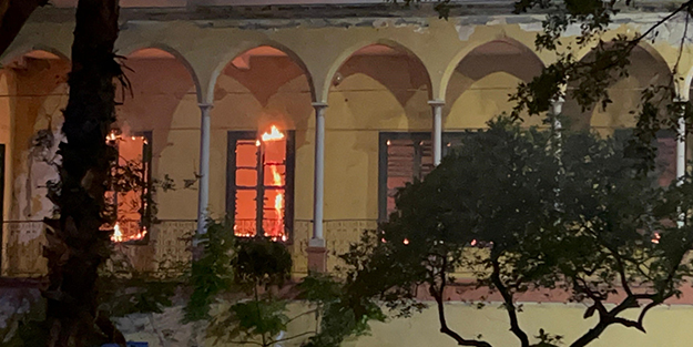 200 yıllık eski konsolosluk binası küle döndü
