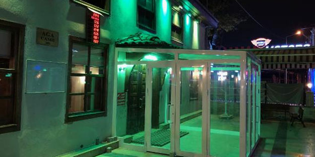 200 yıllık tarihi camiye, PVC'den giriş kapısı koydular